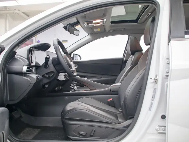 Hyundai Elantra — Фото автомобиля 12