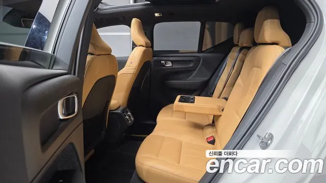 Вольво XC40 B4 Inscription — Фото автомобиля 12
