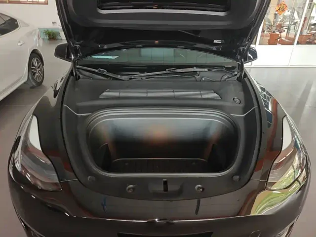 Tesla Model Y — Фото автомобиля 19