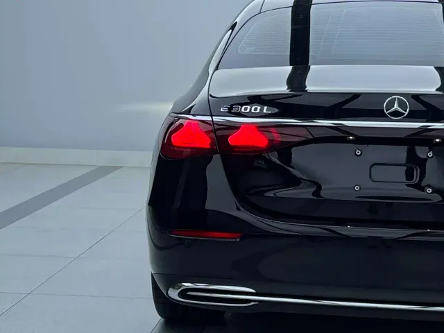 Mercedes-Benz E-Class — Фото автомобиля 4