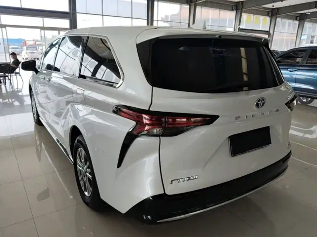 Toyota Toyota Sienna 2023 2.5L Hybrid Luxury Edition — Фото автомобиля 4
