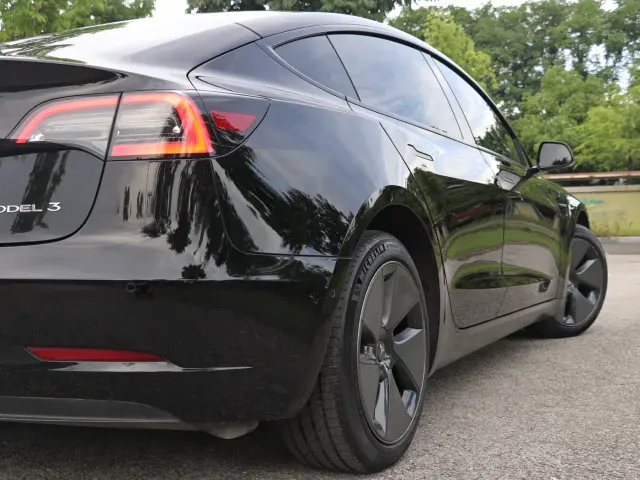 Tesla Model 3 — Фото автомобиля 10