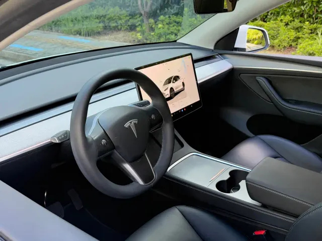 Tesla Model Y — Фото автомобиля 17