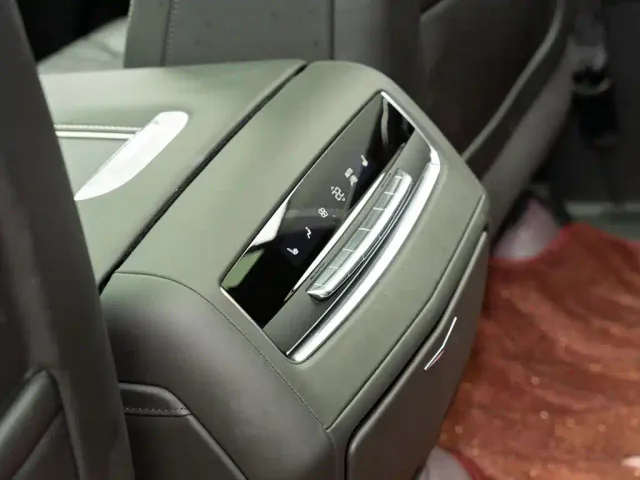 Cadillac Escalade — Фото автомобиля 18