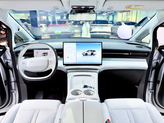 Xpeng X9 — Фото автомобиля 17