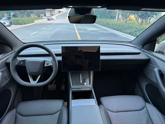 Tesla Model Y L — Фото автомобиля 9