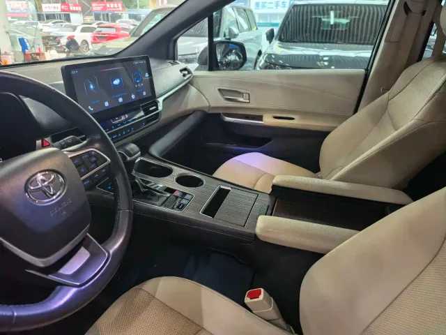 Toyota Sienna — Фото автомобиля 9