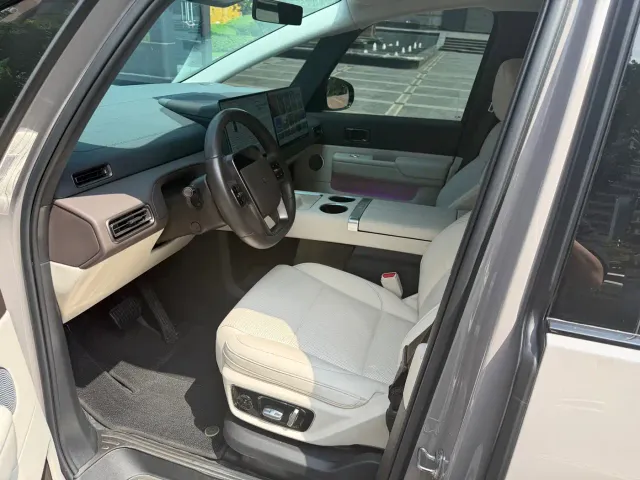 Li Auto MEGA — Фото автомобиля 10