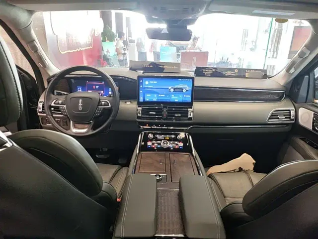 Lincoln Navigator — Фото автомобиля 9