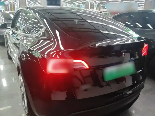 Tesla Model Y — Фото автомобиля 4