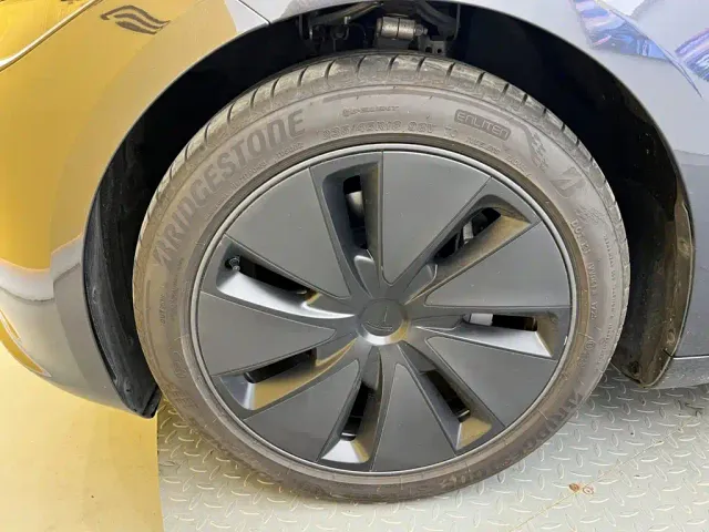 Tesla Model 3 — Фото автомобиля 10