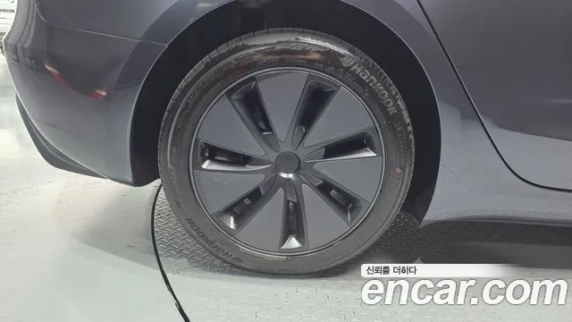 Tesla Model 3 — Фото автомобиля 4