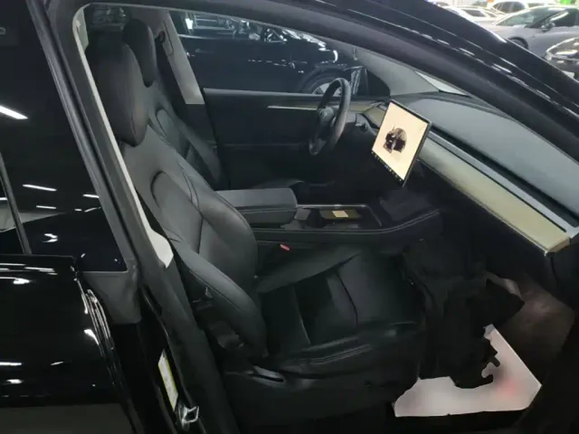 Tesla Model Y — Фото автомобиля 24