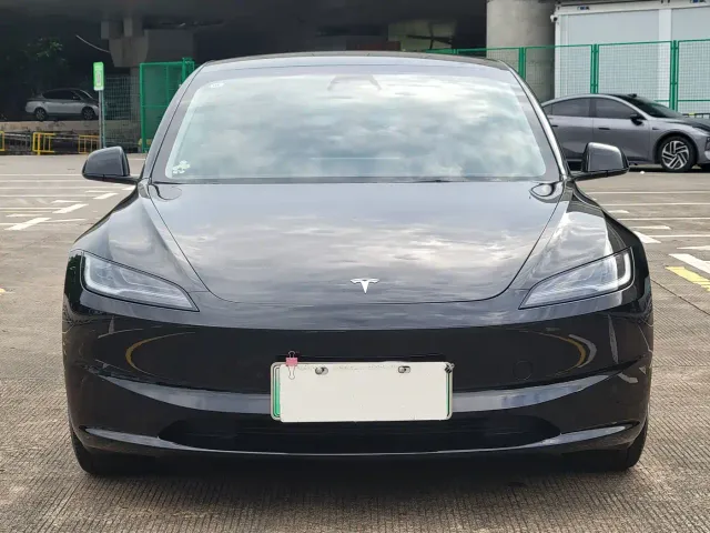 Tesla Model 3 — Фото автомобиля 2