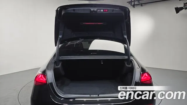 Mercedes-Benz E-Class — Фото автомобиля 18