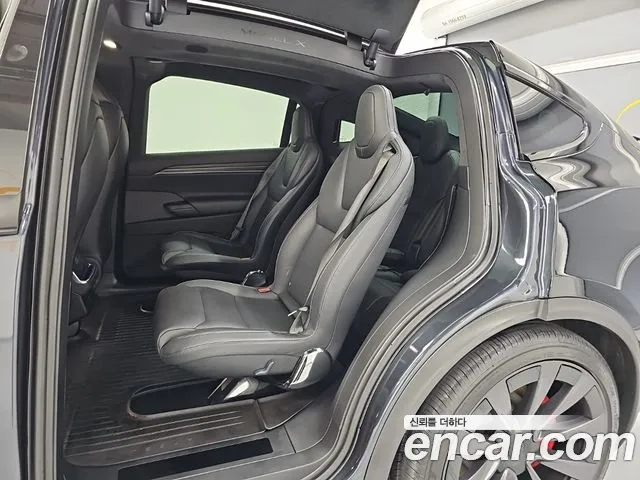 Tesla Model X — Фото автомобиля 12