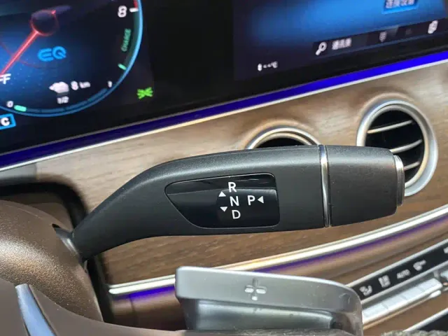 Mercedes-Benz E-Class — Фото автомобиля 20