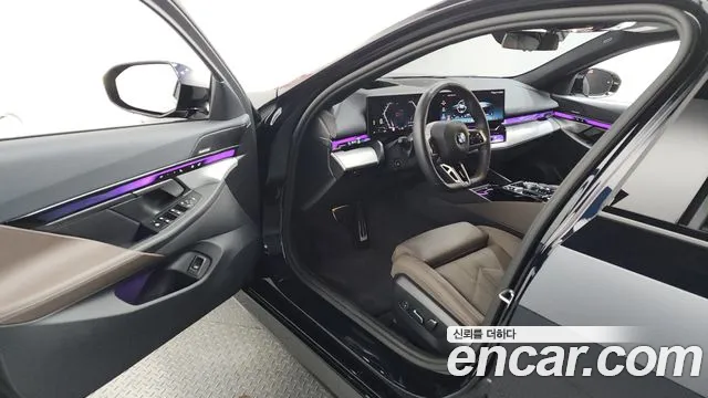 BMW 5 Series G60 — Фото автомобиля 10
