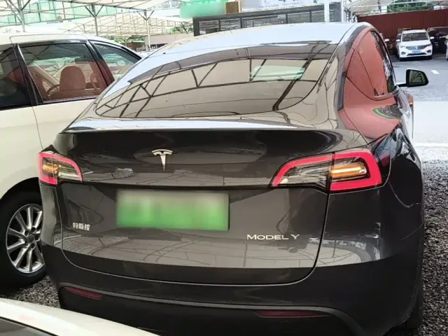 Tesla Model Y — Фото автомобиля 5