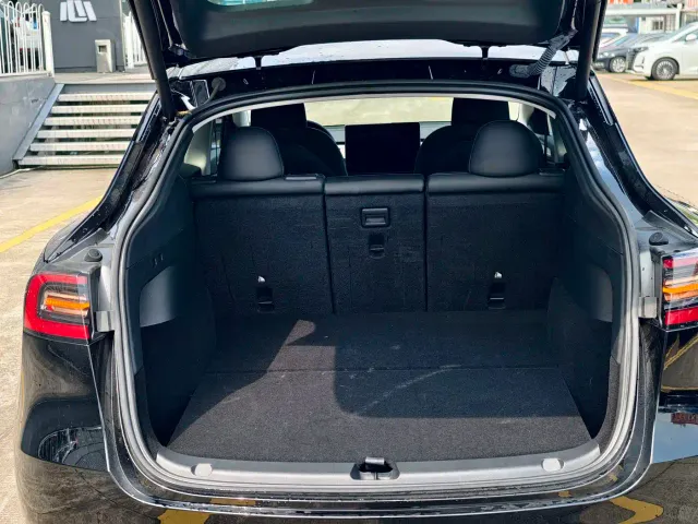 Tesla Model Y — Фото автомобиля 22