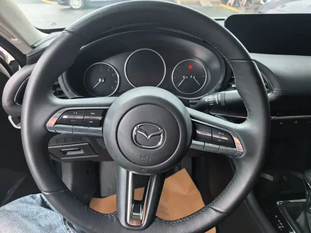 Mazda Axela — Фото автомобиля 8