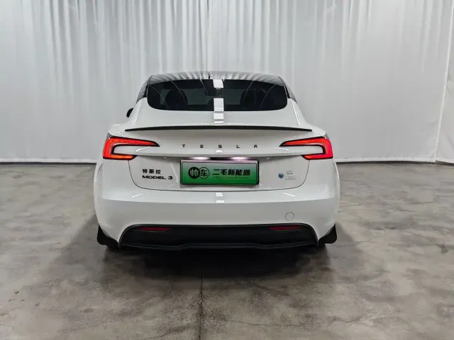 Tesla Model 3 — Фото автомобиля 5