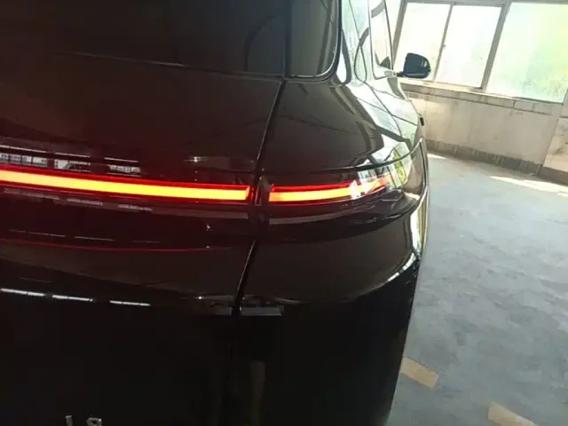 Li Auto L8 — Фото автомобиля 7