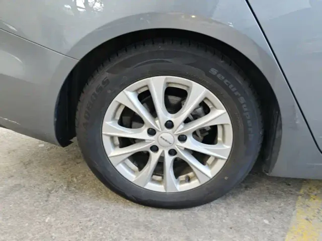 Roewe i5 — Фото автомобиля 15