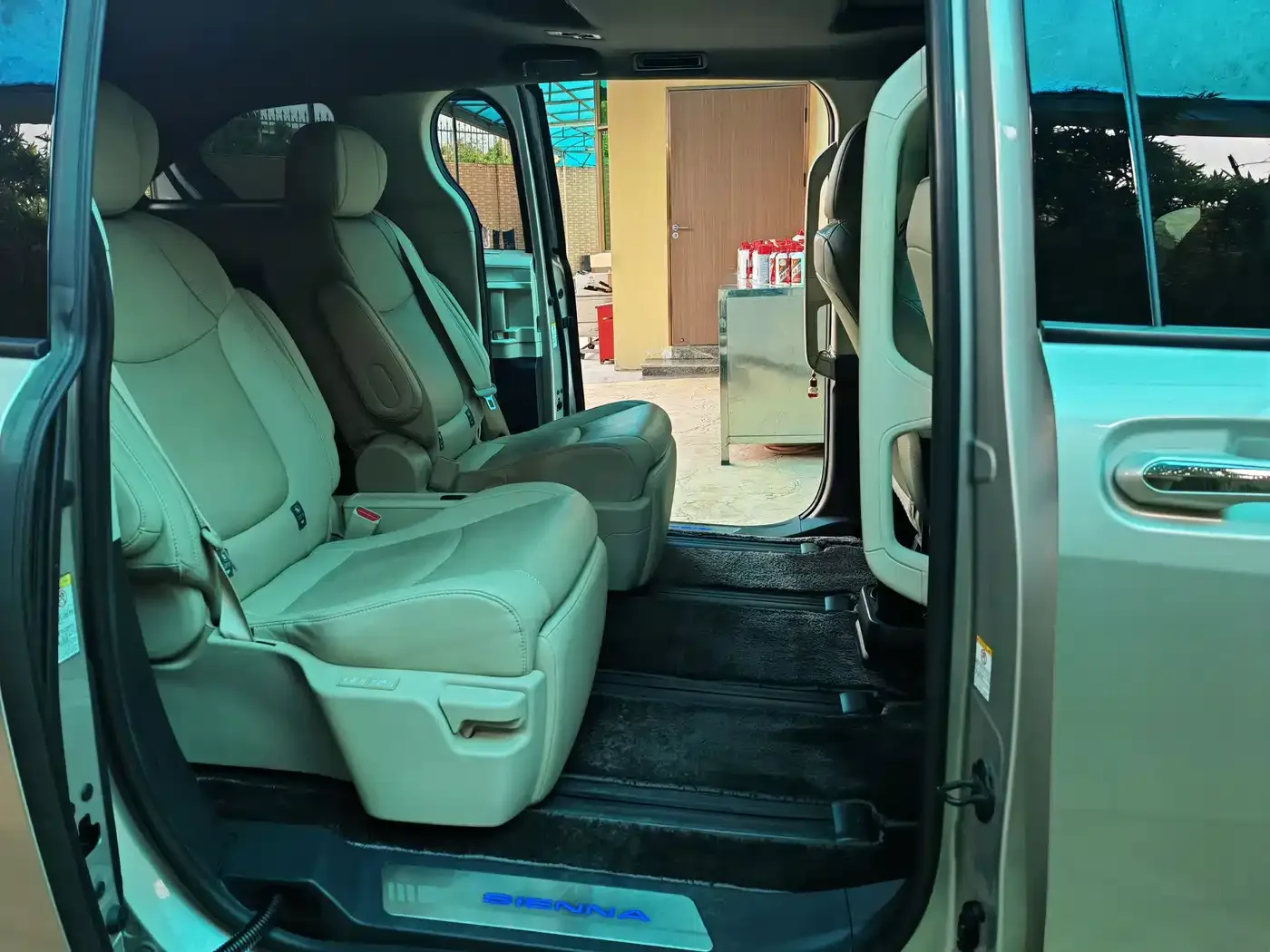 Toyota Toyota Sienna 2021 2.5L Hybrid Premium Edition — Фото автомобиля 13