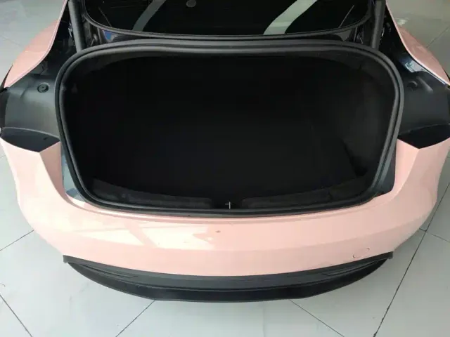 Tesla Model 3 — Фото автомобиля 4
