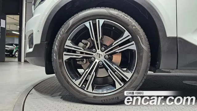 Вольво XC40 B4 Inscription — Фото автомобиля 5