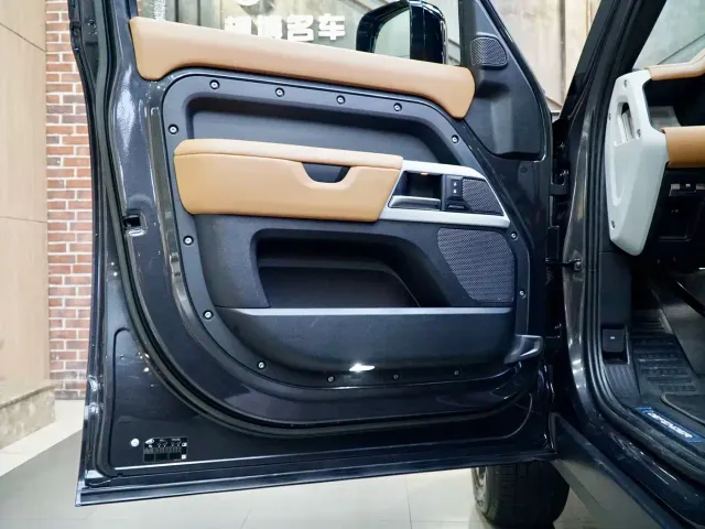 Land Rover Defender — Фото автомобиля 17