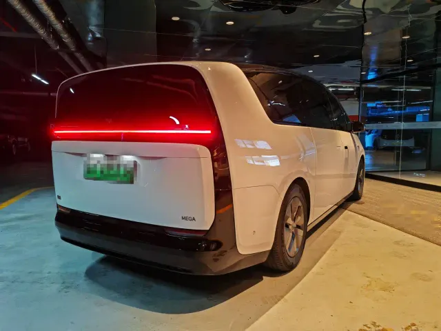 Li Auto MEGA — Фото автомобиля 6