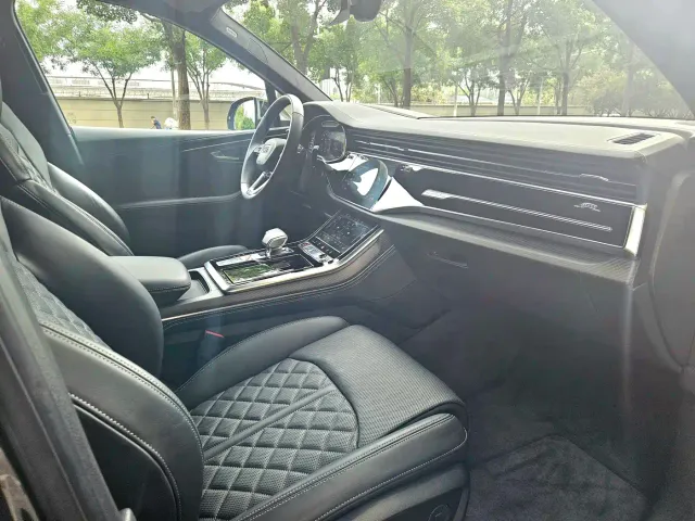 Audi SQ7 — Фото автомобиля 9