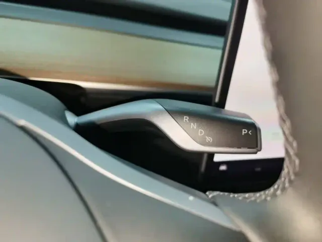 Tesla Model Y — Фото автомобиля 13