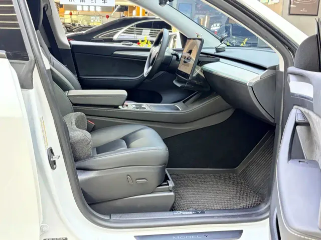 Tesla Model Y — Фото автомобиля 10
