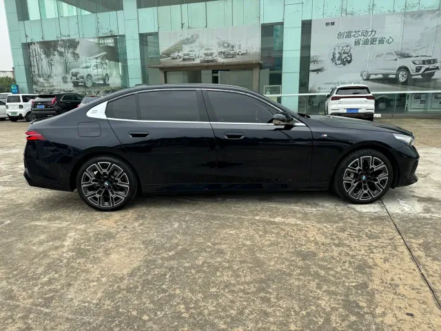 BMW 5 Series — Фото автомобиля 17