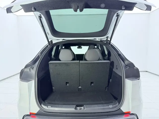 Tesla Model Y L — Фото автомобиля 6