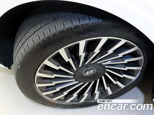 Hyundai Grandeur Grandeur (GN7) 2.5 Бензин 2WD — Фото автомобиля 20