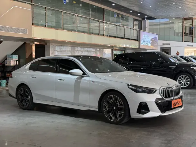 BMW 5 Series — Фото автомобиля 3