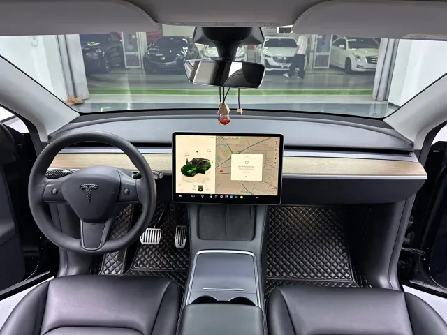 Tesla Model Y — Фото автомобиля 4
