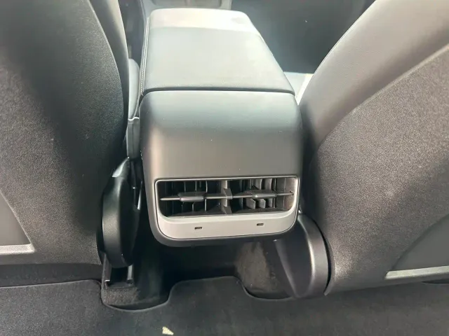 Tesla Model Y — Фото автомобиля 5