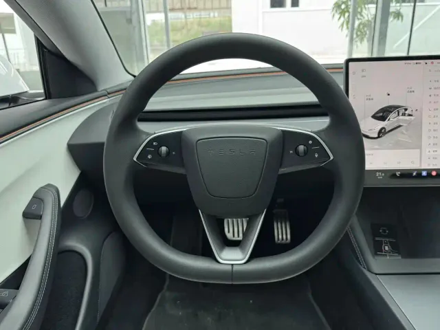 Tesla Model 3 — Фото автомобиля 9