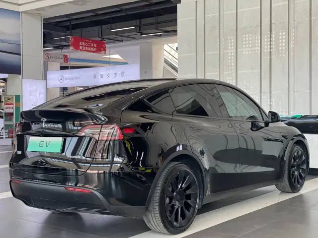 Tesla Model Y — Фото автомобиля 4