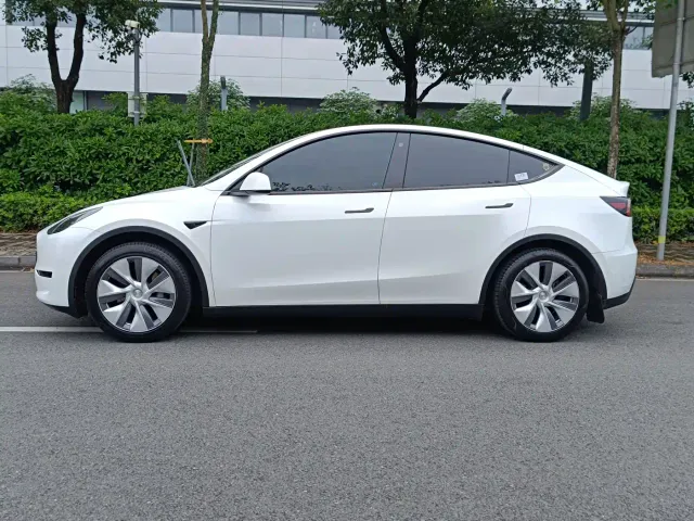 Tesla Model Y — Фото автомобиля 22