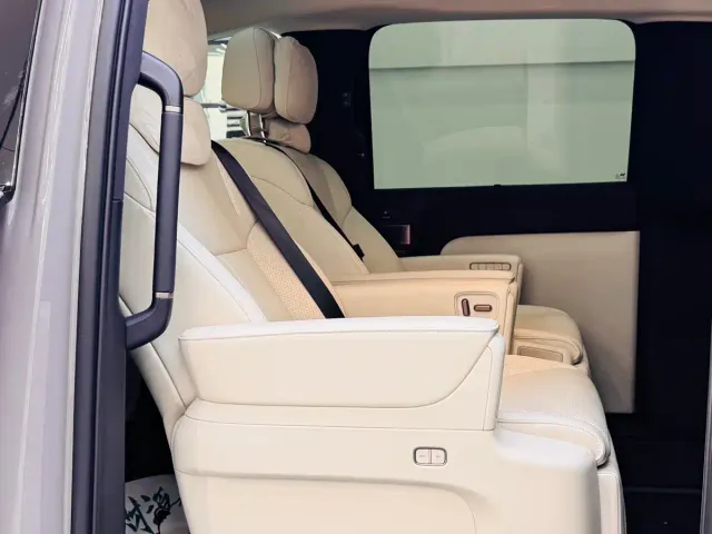 Li Auto MEGA — Фото автомобиля 7