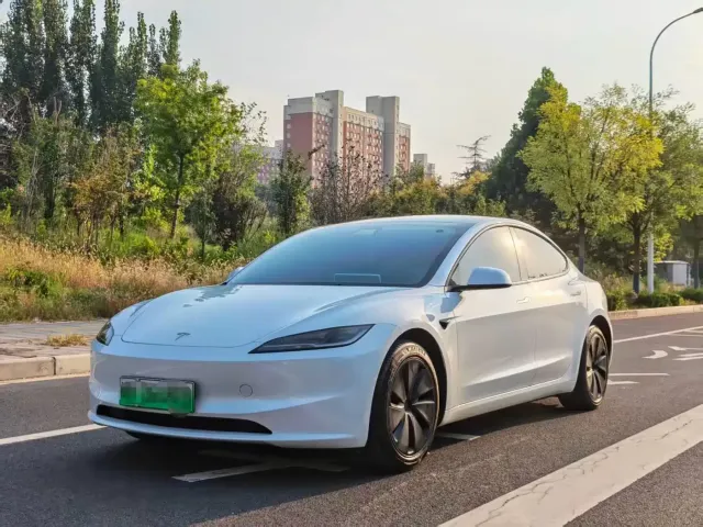 Tesla Model 3 — Фото автомобиля 16