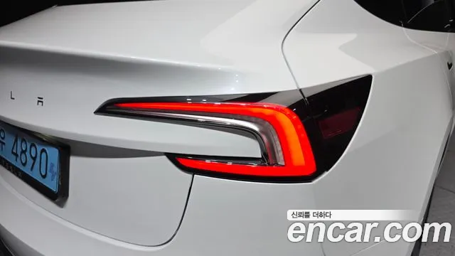 Tesla Model 3 — Фото автомобиля 8