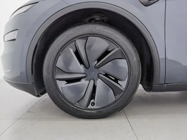 Tesla Model Y 2025 Rear-Wheel Drive — Фото автомобиля 17