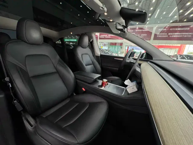Tesla Model Y — Фото автомобиля 17